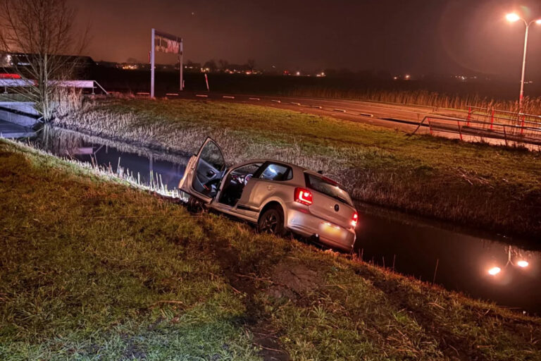 Beschonken automobilist zonder rijbewijs vliegt uit de bocht in Moordrecht