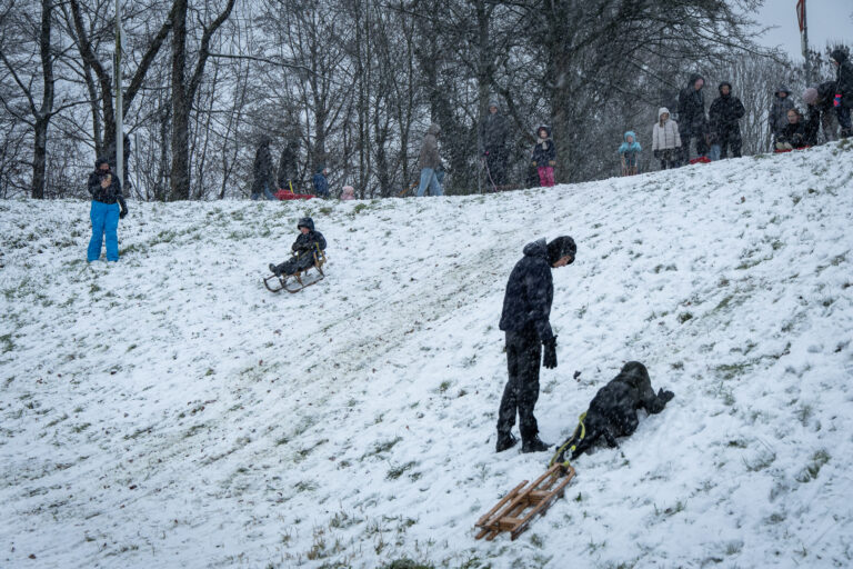 Winters weer zorgt voor sneeuwpret en verkeersoverlast