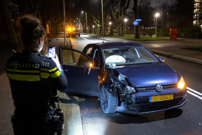 Inzittenden van auto slaan op de vlucht na rammen lantaarnpaal