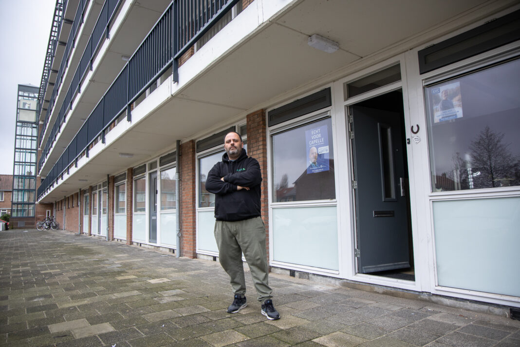 Ben Seip staat voor zijn woning waar het kankerverwekkende UF-schuim is gebruikt