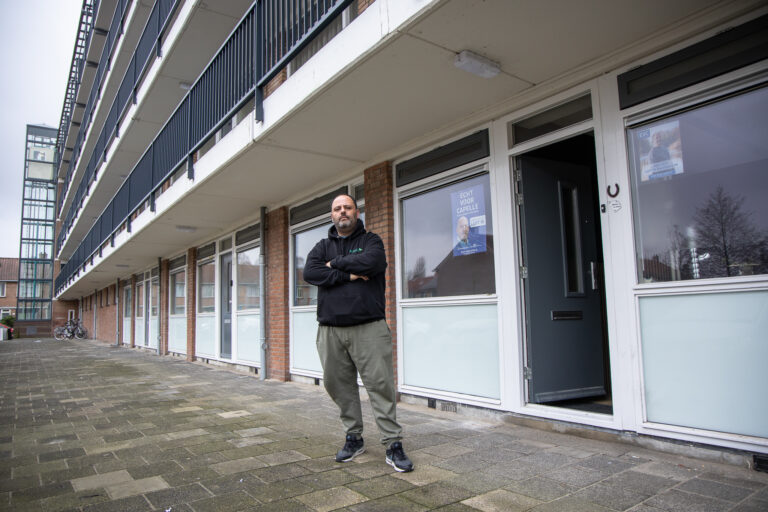 Ben Seip staat voor zijn woning waar het kankerverwekkende UF-schuim is gebruikt