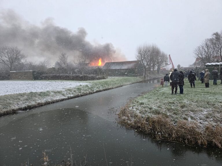 Felle brand verwoest loods in Moerkapelle