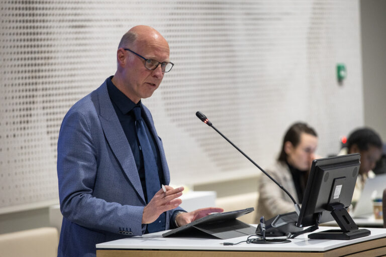 Raad hekelt langlopende kwestie over nieuwbouw scholen, maar onduidelijkheid blijft over tijdelijke locatie