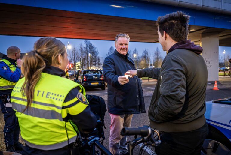 Gemeente en Politie delen fietslampjes uit voor veiliger verkeer
