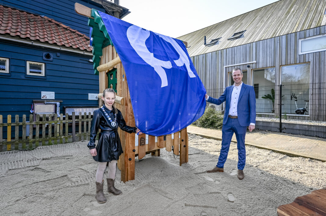 De wethouder en kinderboerderij onthullen de nieuwe speeltoestellen bij kinderboerderij Klaverweide