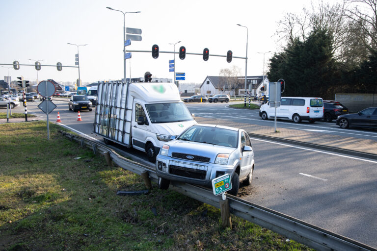 Auto belandt op vangrail na botsing