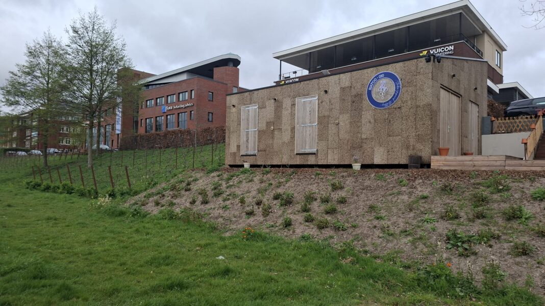 Het clubhuis van Stichting Sjatoo010 waar Capelse wijn wordt geproduceerd