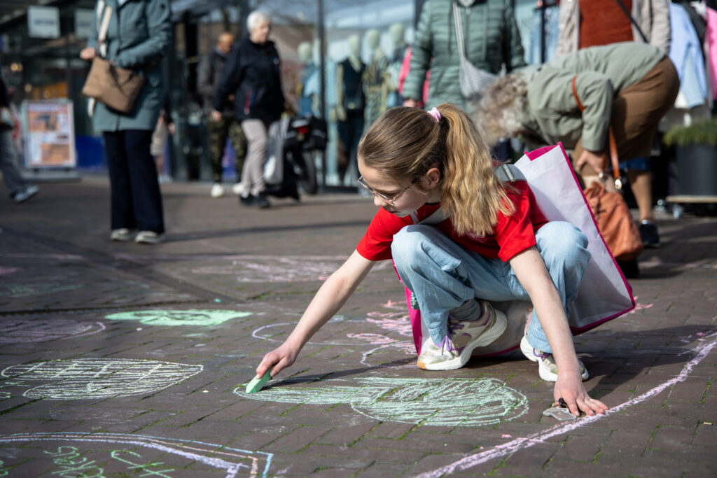 Waardering voor vrijwilligers met ludieke krijtactie bij winkelcentrum de Korf