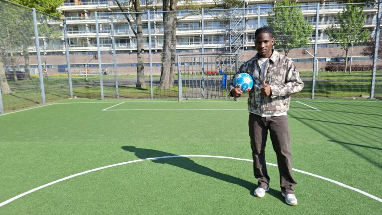Yenni (23) organiseert voetbaltoernooi: “Makkelijker dan gedacht”
