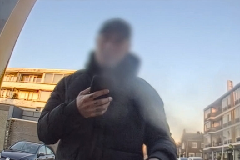 Ouder echtpaar raakt tienduizend euro kwijt na babbeltruc, Politie deelt foto van verdachte