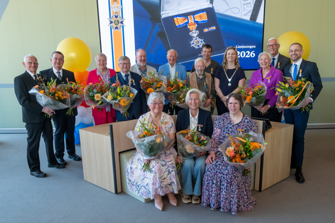 Groepsfoto van de gedecoreerden van de lintjesregen in Krimpen aan den IJssel