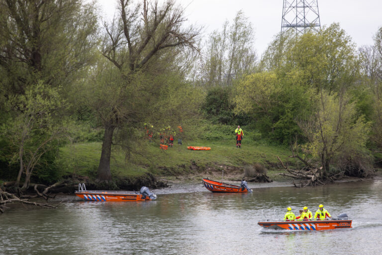 Reddingsbrigade oefent evacuaties bij overstromingen en calamiteiten op water