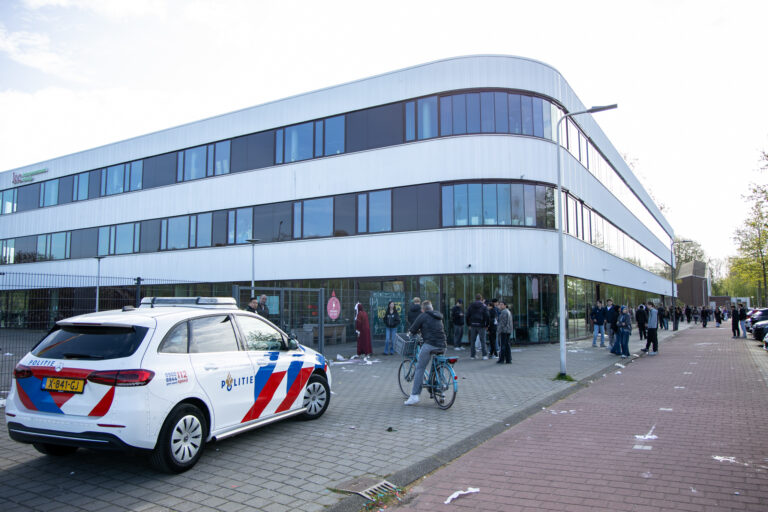 Leerlingen gooien met eieren en wc-rollen tijdens kolderdag: “Het hoort er toch een beetje bij”