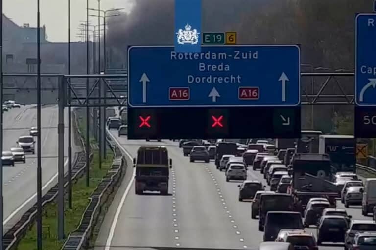 Vrachtwagen in brand op A16, snelweg blijft tot vanavond (deels) dicht