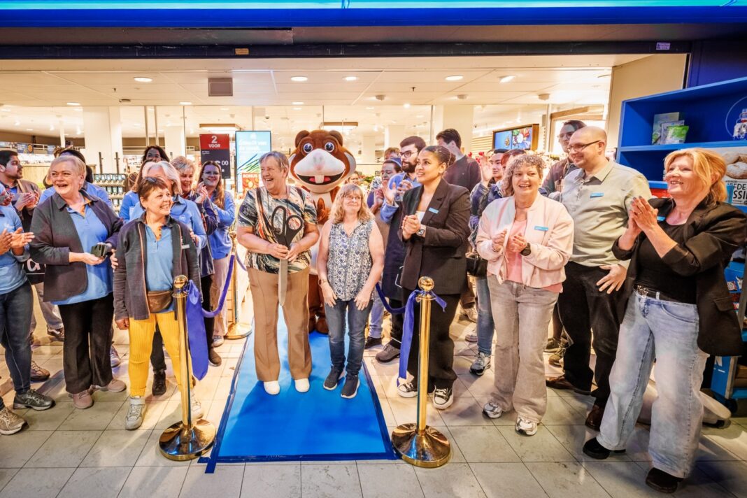 Oud-collega's Hetty Brouwer-van der Voorden en Tonnie Eerhart openen de vernieuwde supermarkt