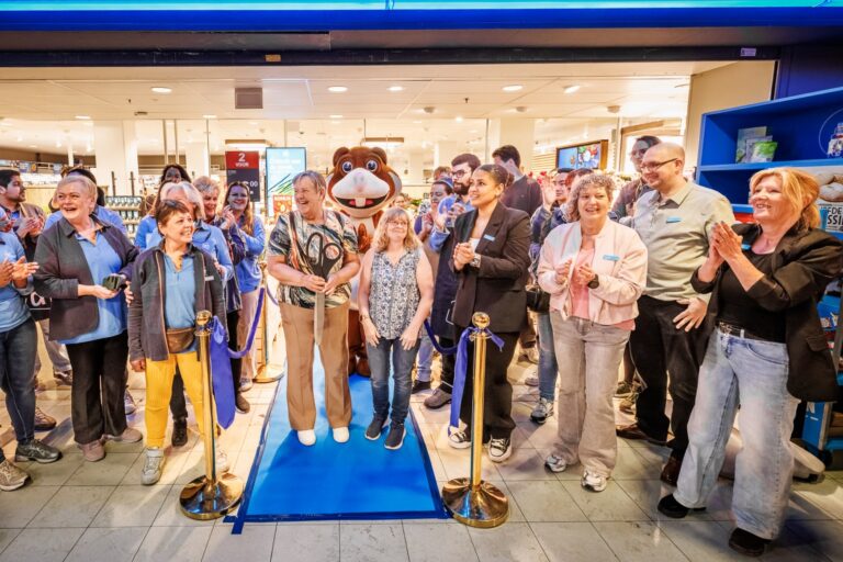 Oud-collega's Hetty Brouwer-van der Voorden en Tonnie Eerhart openen de vernieuwde supermarkt