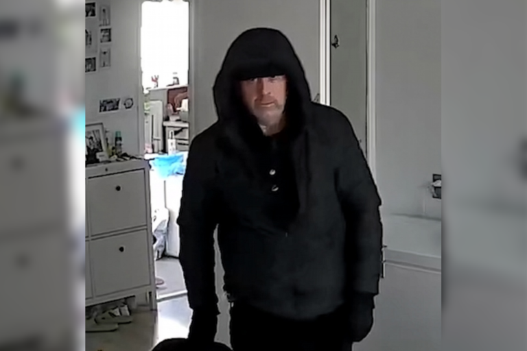 De inbreker is vastgelegd op de camera