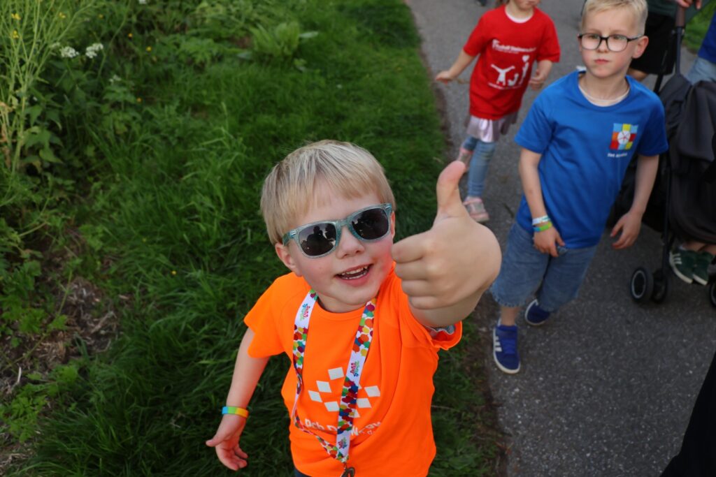 Deelnemers voltooien Avondvierdaagse in Krimpen aan den IJssel