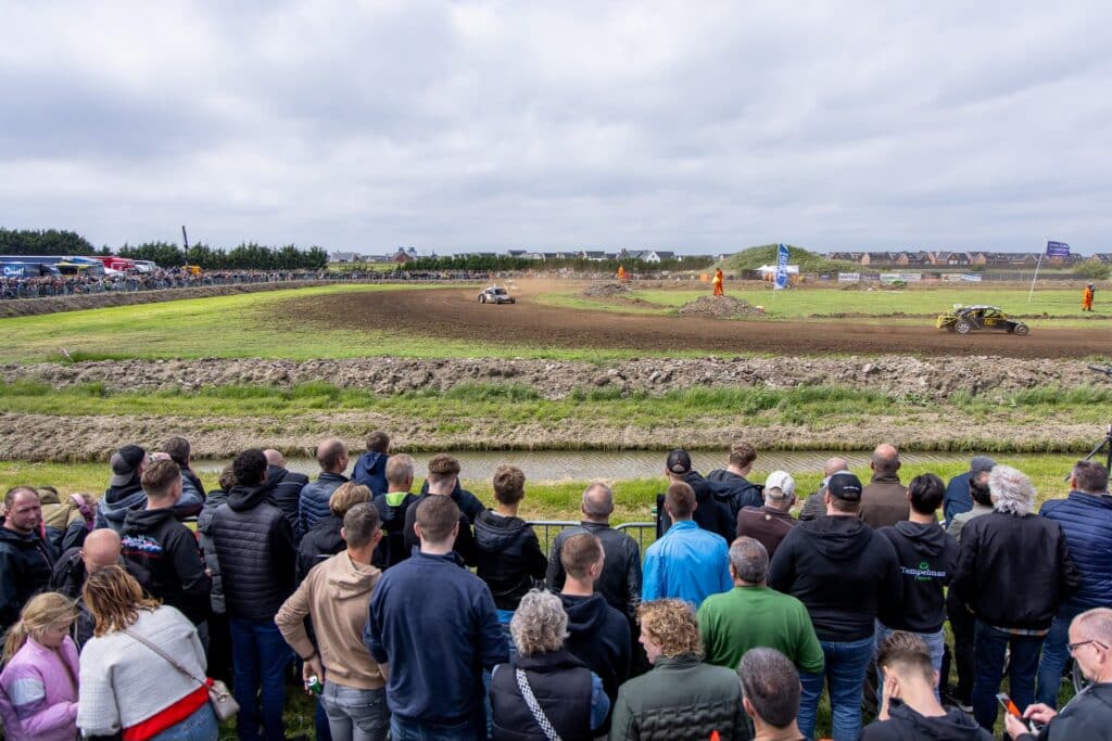 Autocross in Zevenhuizen laat duizenden bezoekers genieten