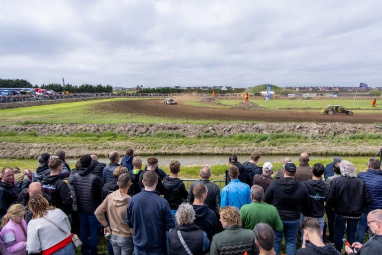 Autocross in Zevenhuizen laat duizenden bezoekers genieten