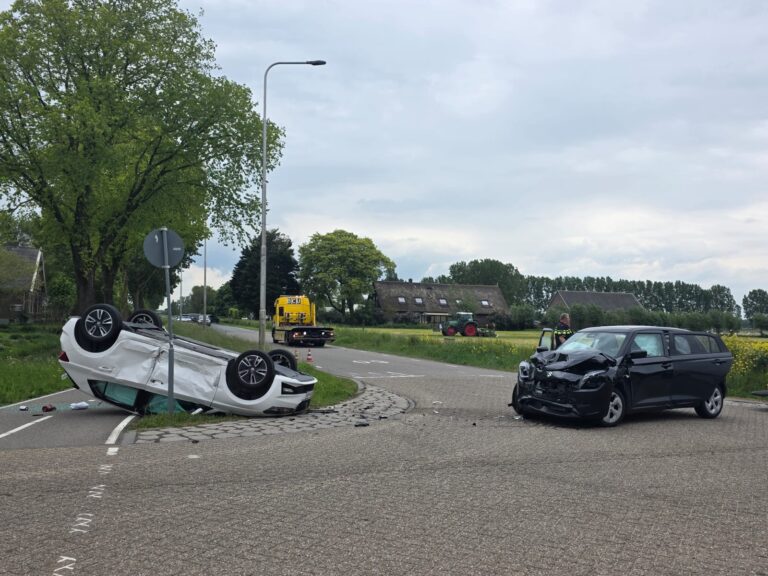 Auto slaat over de kop bij aanrijding