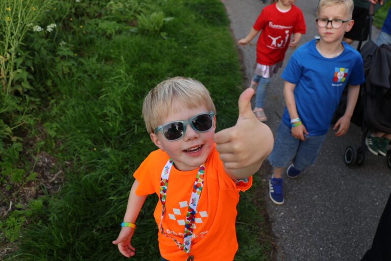 Deelnemers voltooien Avondvierdaagse in Krimpen aan den IJssel