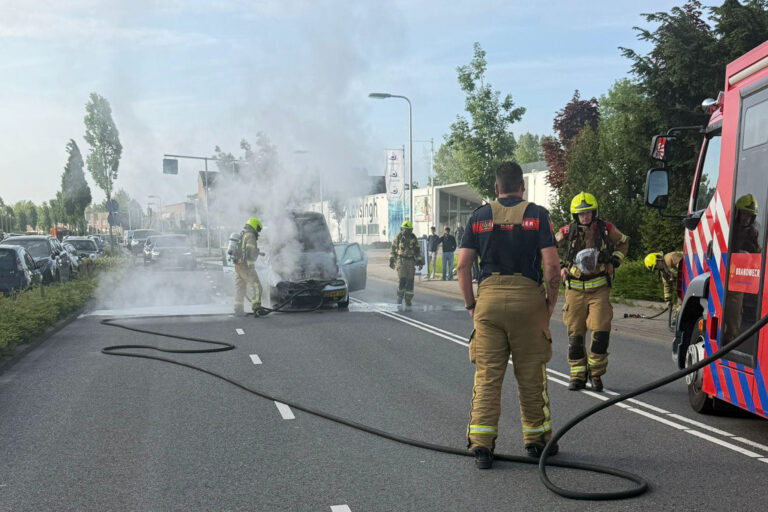 Auto vliegt al rijdend in brand
