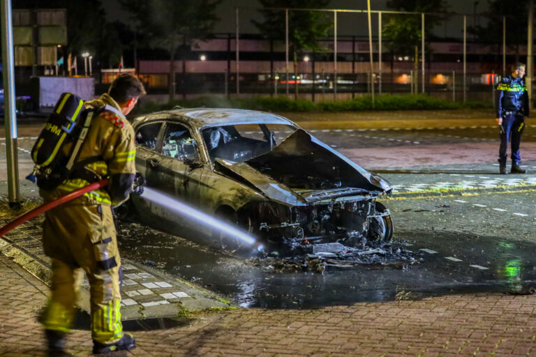 Geparkeerde auto bij Polderbad uitgebrand