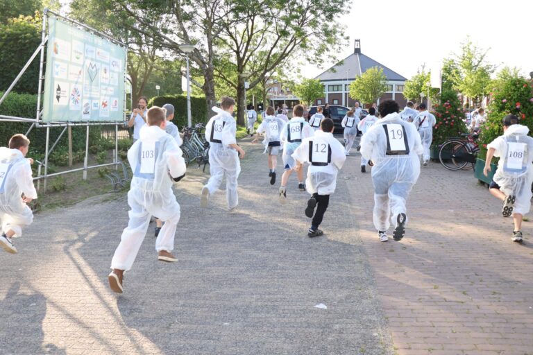 Jongeren proberen uit handen te blijven van politie en handhaving tijdens Hunted