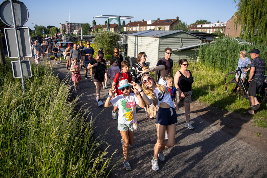 Deelnemers lopen in Moordrecht van Avondvierdaagse