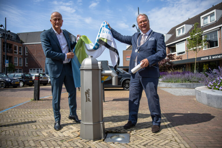 Burgemeester Han Weber en Wim Drossaert, algemeen directeur van Dunea, onthulden de speciale jubileumkraan.