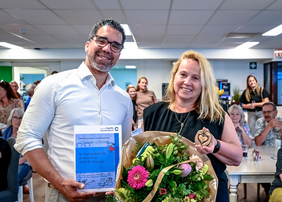 Melanie Mossink ontvangt het Capels Compliment