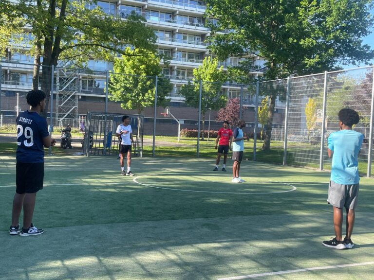 Voetbaltoernooi in het Reviusrondeel