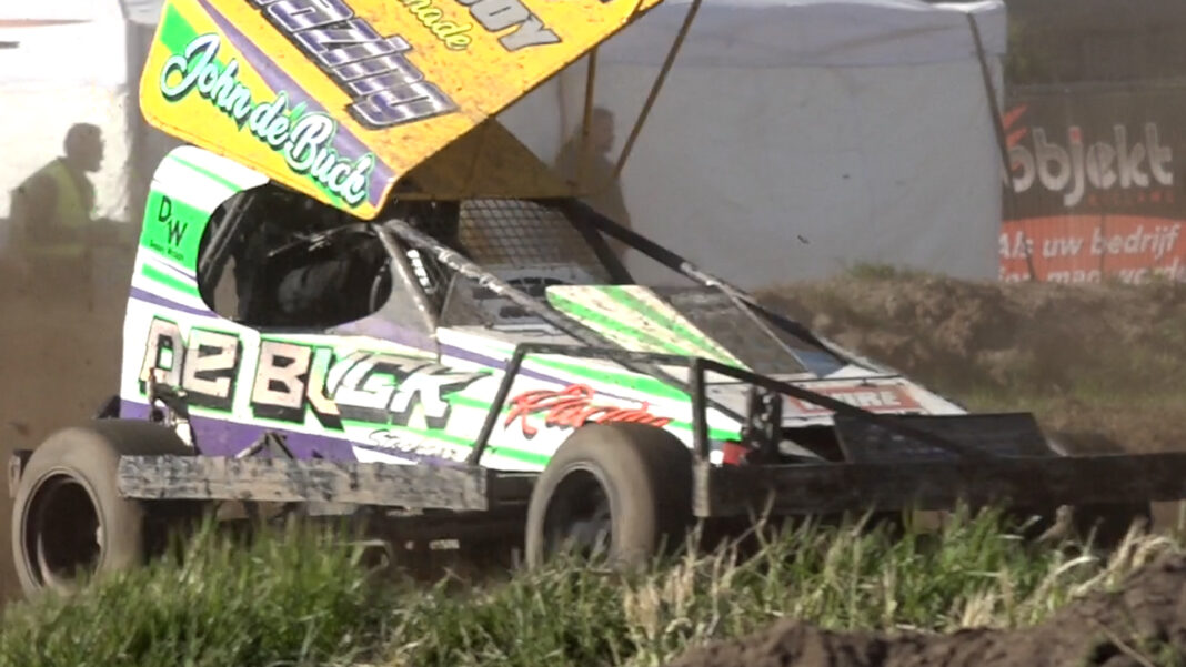 De stockcar van John de Buck in actie tijdens de autocross in Zevenhuizen