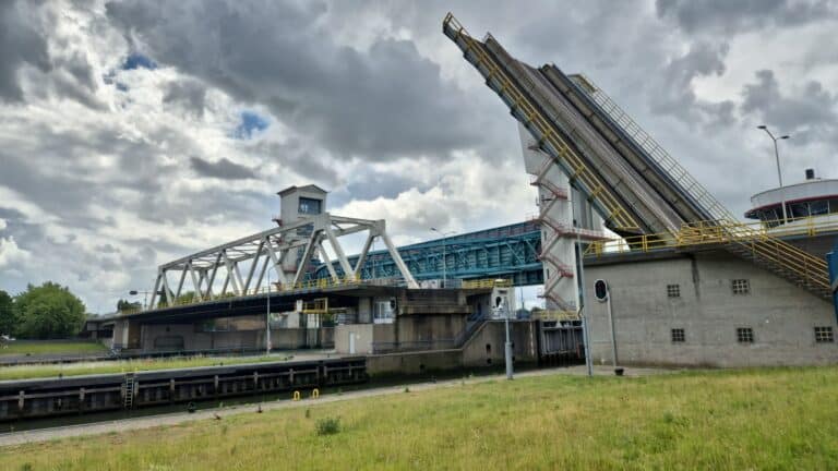 De Algerabrug staat geopend voor scheepvaart