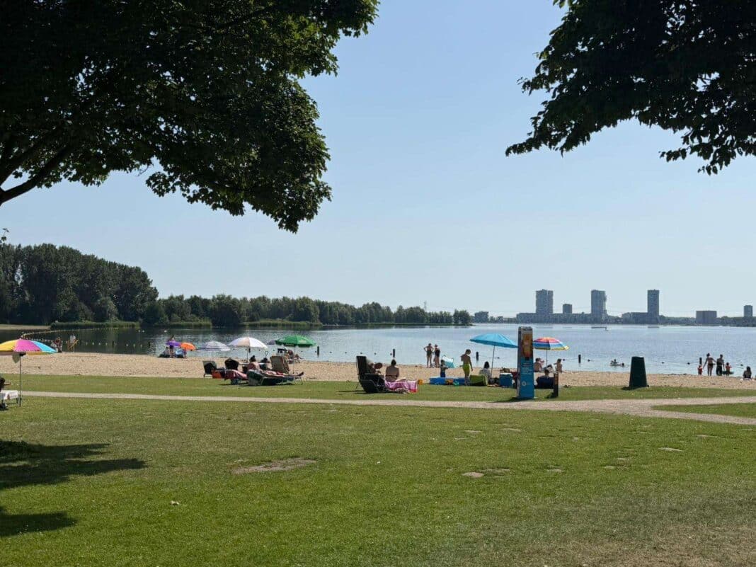 Strand Zevenhuizerplas aan de kant van Pannenkoe Zevenhuizen