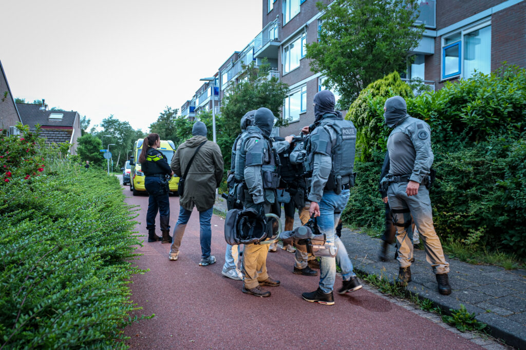 Verdachte gebeten door politiehond tijdens inval arrestatieteam