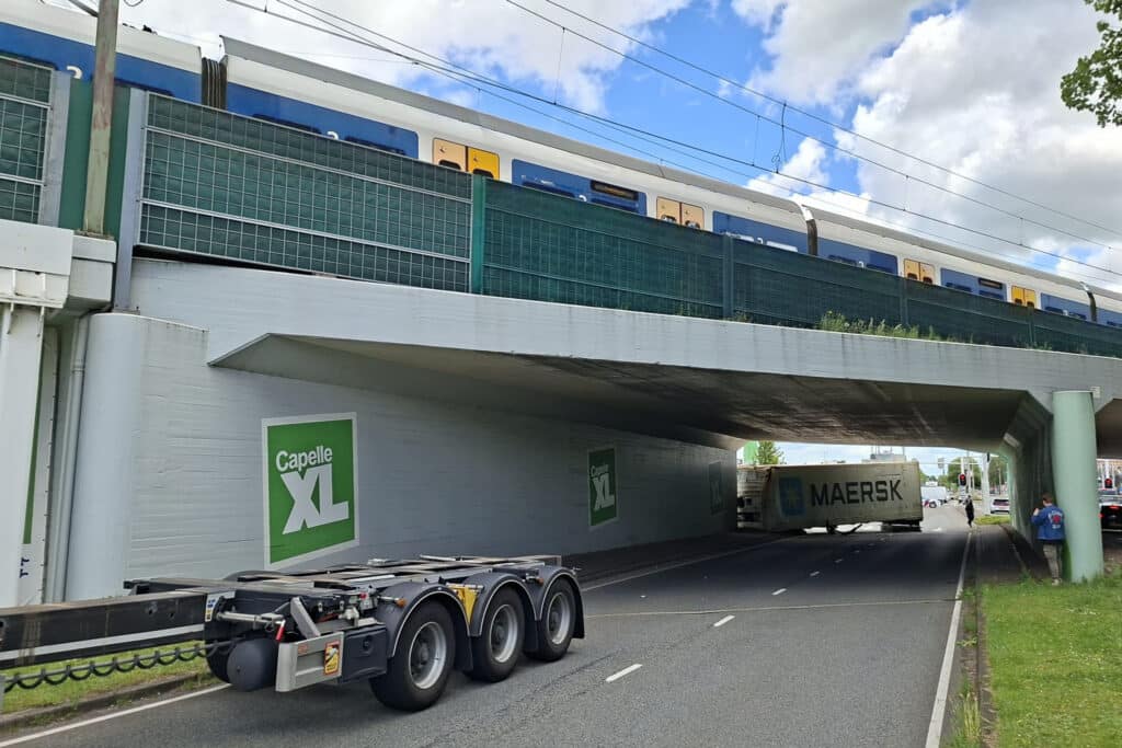 Vrachtwagen blijkt te hoog voor viaduct, Hoofdweg deels gestremd