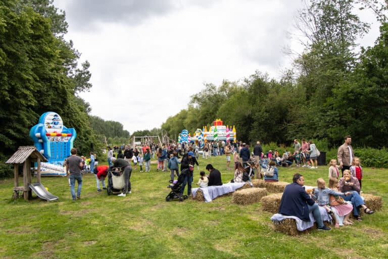 Mensen genieten van Park Hitland tijdens ROETZ Festival