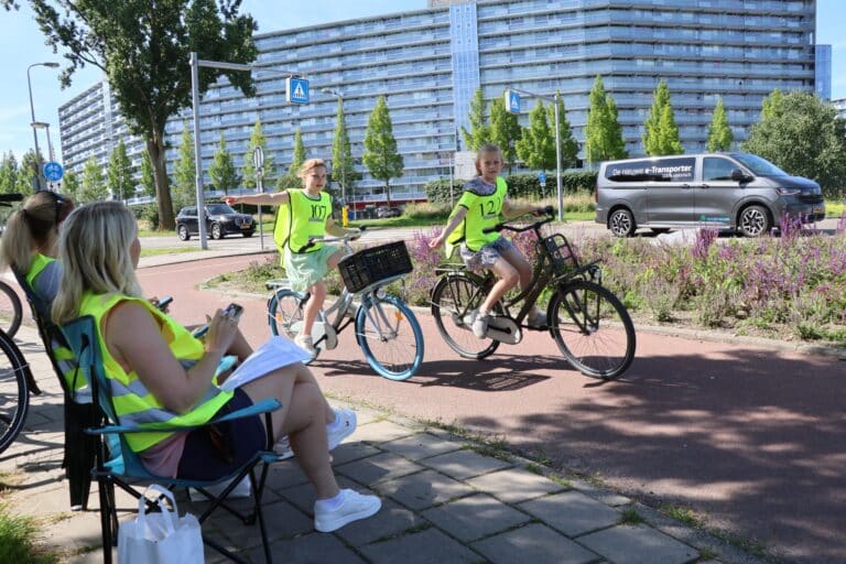 Basisschoolleerlingen passeren een controlepunt tijdens het praktisch verkeersexamen af in Krimpen aan den IJssel