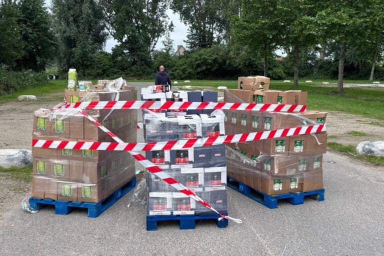 Opmerkelijk: pallets vol supermarktproducten gedumpt op verschillende plekken in de regio