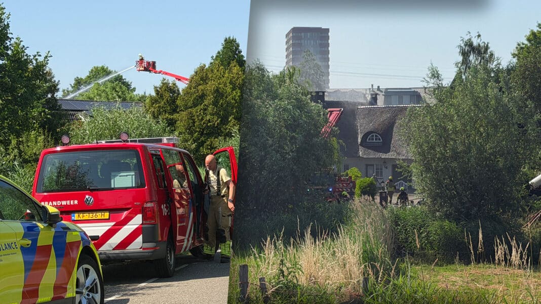 Brand in villa met rieten dak aan Bermweg, brandweer massaal uitgerukt.