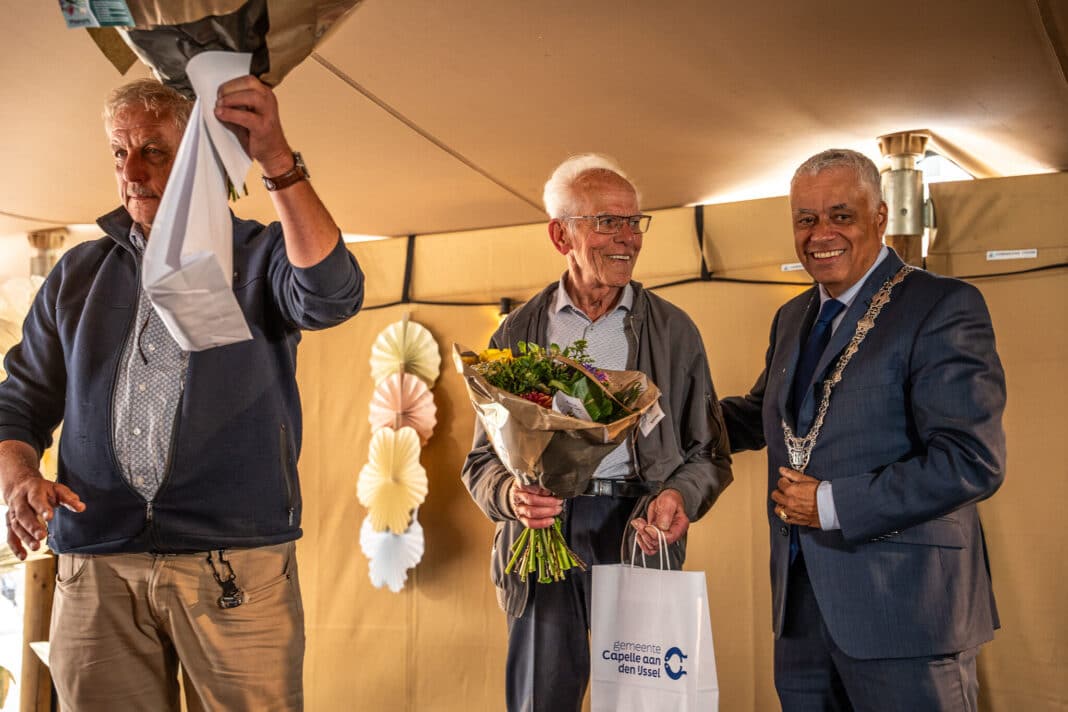De heren Maarten Nederlof en Cees de Leeuw hebben een Capels Compliment ontvangen uit handen van burgemeester Joost Manusama.