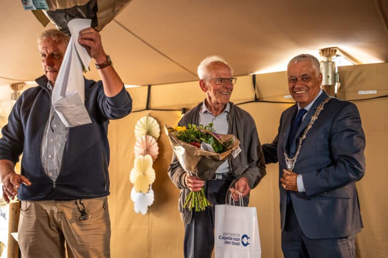 De heren Maarten Nederlof en Cees de Leeuw hebben een Capels Compliment ontvangen uit handen van burgemeester Joost Manusama.