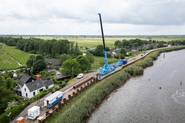 Met speciale machines versterkt het hoogheemraadschap de dijk bij Gouderak