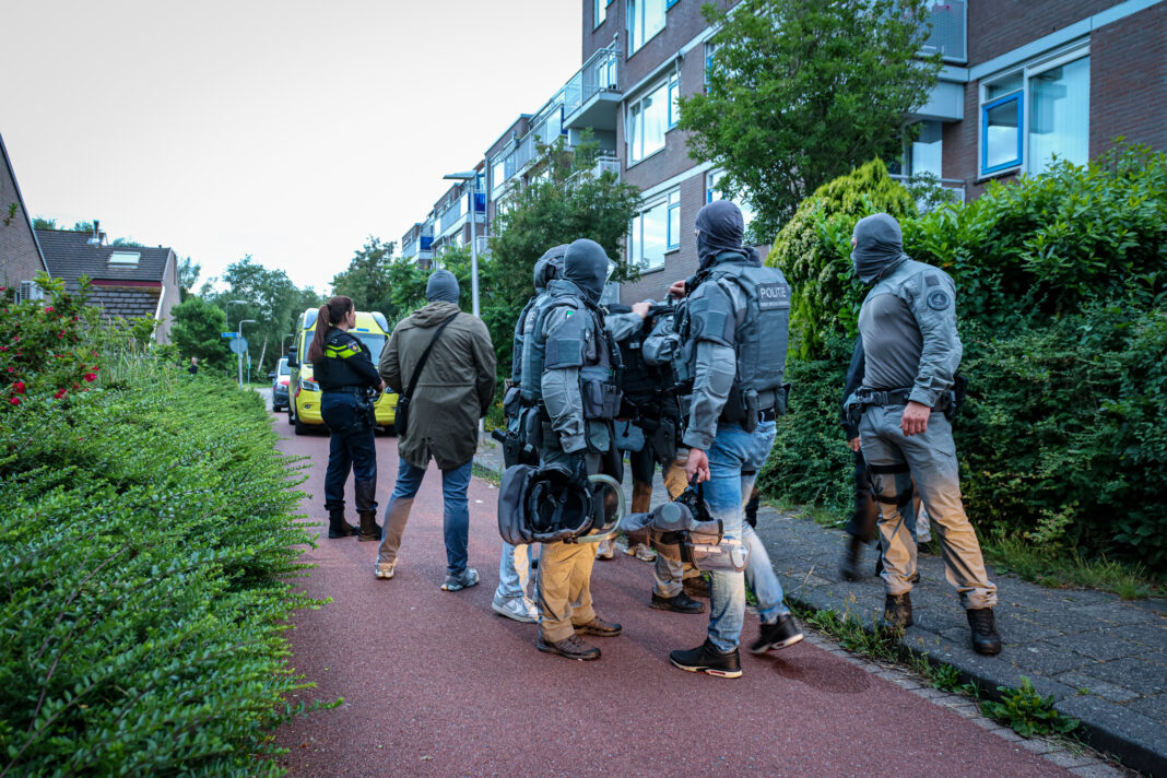 Het arrestatieteam doet een inval bij een woning aan de Bazuin