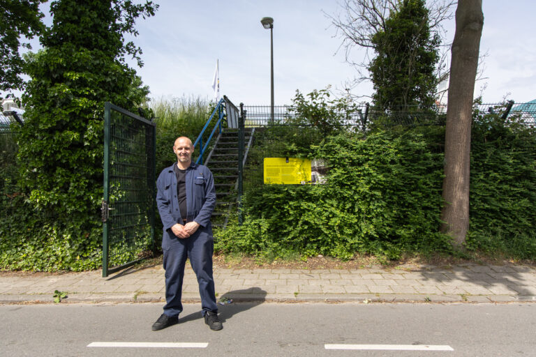 Rémon de Man van Stichting Cultureel Erfgoed Koude Oorlog leidt je door de atoomschuilkelder