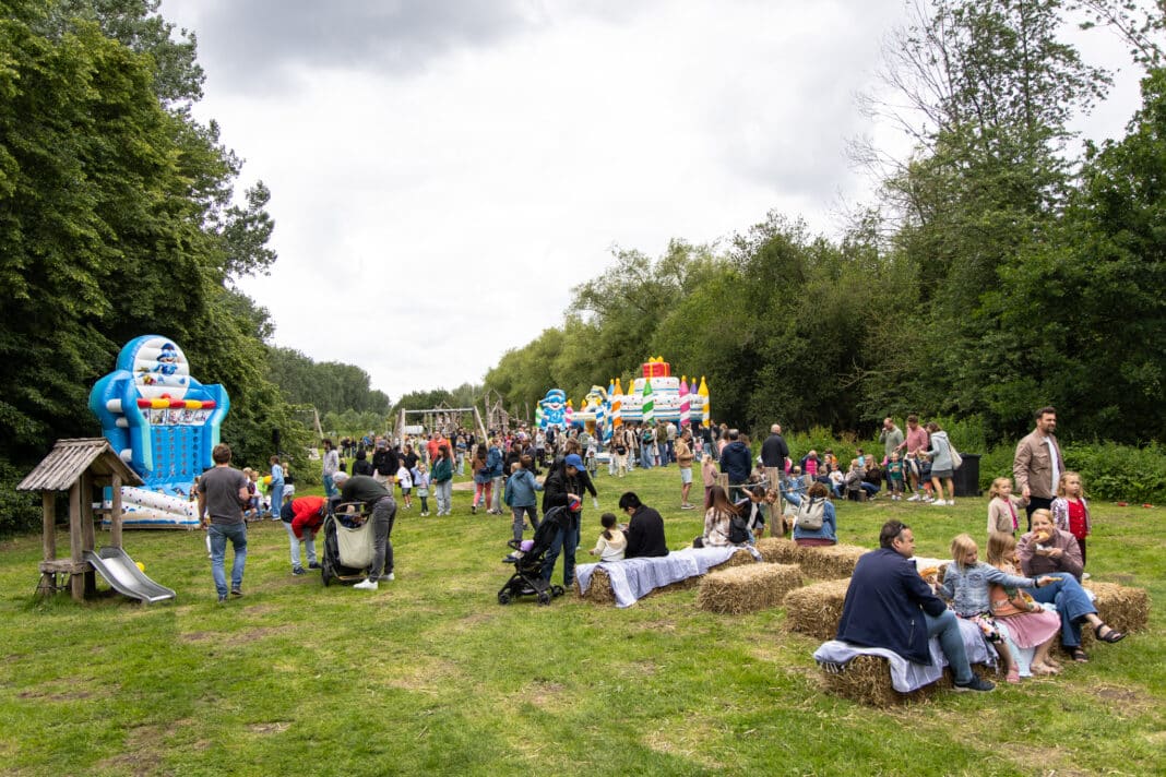 Mensen genieten van Park Hitland tijdens ROETZ Festival