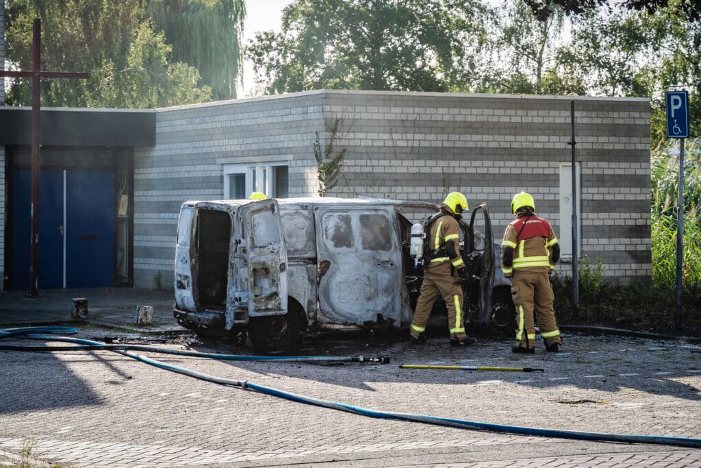 Bestelbusje bij kerkgebouw uitgebrand
