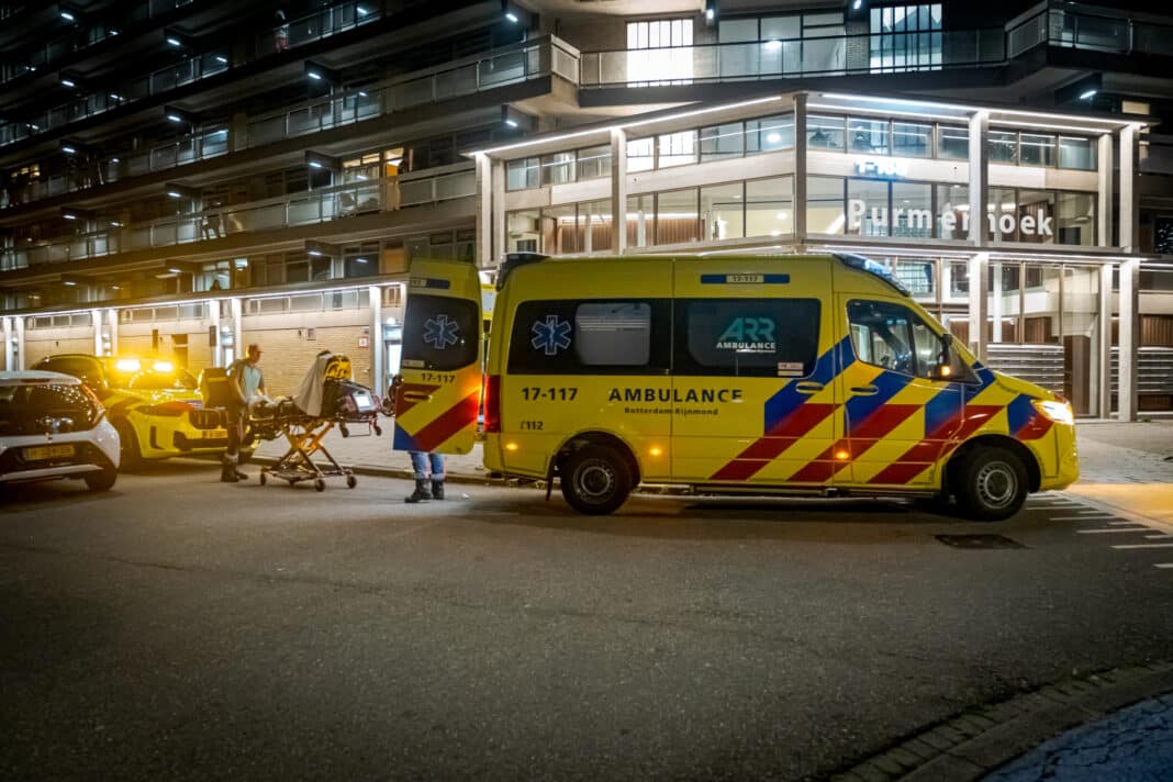 Hulpdiensten bij de Purmerhoek na een steekpartij